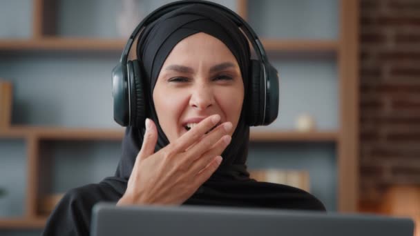 肖像画イスラム教徒イスラム教徒アラブ女性で黒ヒジャーブでラップトップ作業オンライン締め切りタイピング遅い時間過労感疲れYawning必要性睡眠休憩笑顔表示Ok署名すべては問題ありません — ストック動画