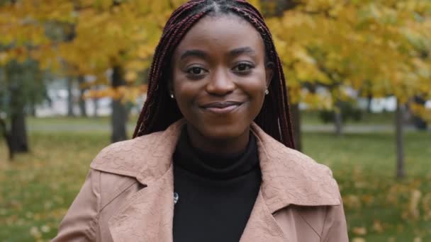 Κοντινό Πλάνο Νεαρή Ευτυχισμένη Χαρούμενη Αφροαμερικανή Γυναίκα Κοιτάζοντας Κάμερα Εξωτερικούς — Αρχείο Βίντεο