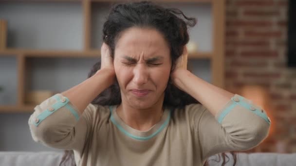 Retrato Mujer Hispana Caucásica Irritada Niña Angustiada Sentada Casa Cubre — Vídeos de Stock