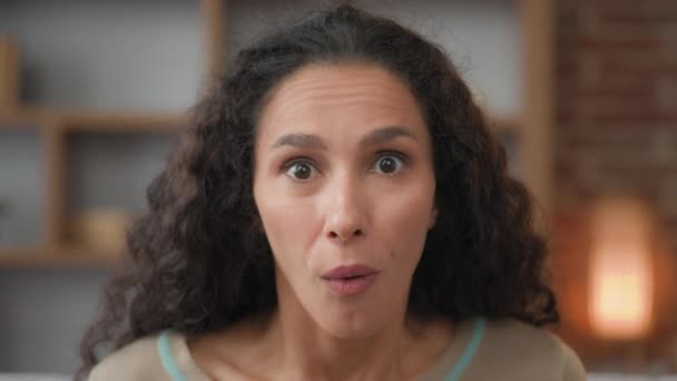 Portre Spanyol Beyaz Kadınını Şaşkına Çevirdi Kadın Mekanda Kameraya Bakarken — Stok video