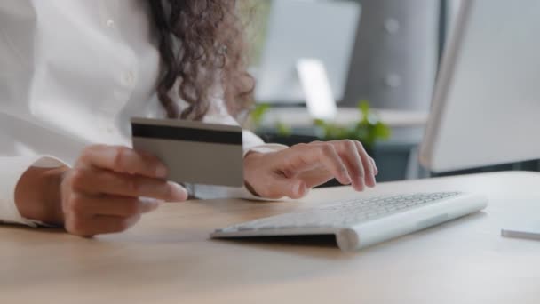 Close Nierozpoznawalna Kobieta Posiadająca Kartę Kredytową Wprowadza Dane Komputerze Wpisując — Wideo stockowe