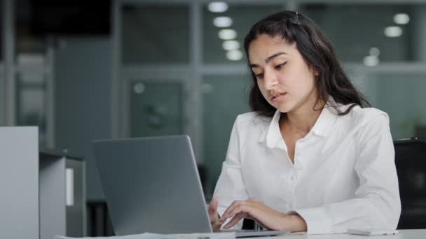 ラップトップで作業している疲れた若い女性マネージャーは デバイスの故障によるコンピュータのエラー損失の重要な情報に悩まされていると感じていますインターネットのクラッシュ心配ストレスを受けた女の子問題を経験 — ストック動画