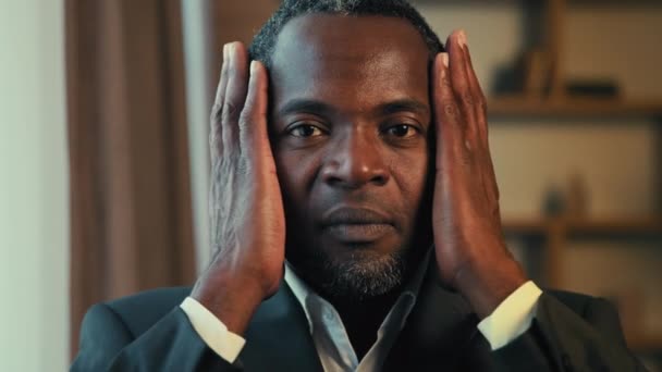 Крупным Планом Раздраженный Возбужденный Африканский Американец Закрывает Уши Руками Шума — стоковое видео