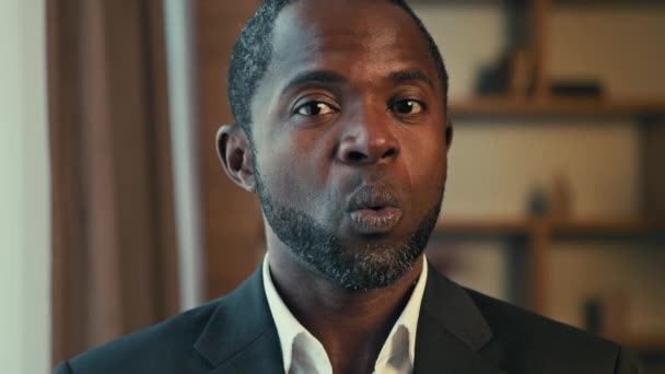 Hombre Negocios Afroamericano Que Mira Cámara Dice Que Hay Sacudidas — Vídeos de Stock