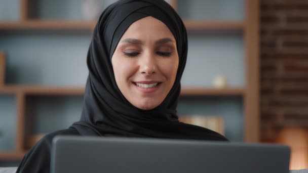 Close Musulmana Araba Donna Islamica Hijab Guardando Computer Portatile Schermo — Video Stock