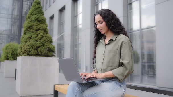 Spaanse Vrouw Zakenvrouw 30S Zakenvrouw Freelancer Zitten Bos Buiten Met — Stockvideo