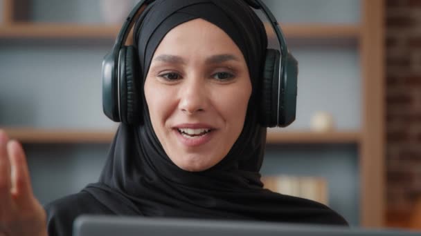 Close Muslim Arabian Islamic Woman Hijab Headset Headphones Businesswoman Operator — Stock Video