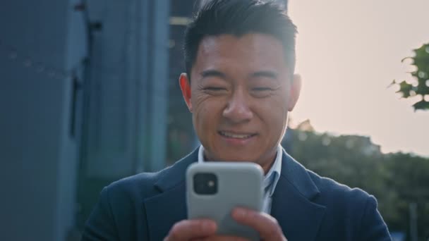 Close Lächelnd Glücklich Erwachsene Asiatische Koreanische Geschäftsmann Der 40Er Jahre — Stockvideo
