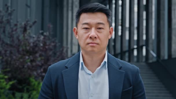Vorderseite Nahaufnahme Porträt Asiatisch Koreanisch Chinesisch Japanisch Erwachsene Mittvierziger Ernst — Stockvideo