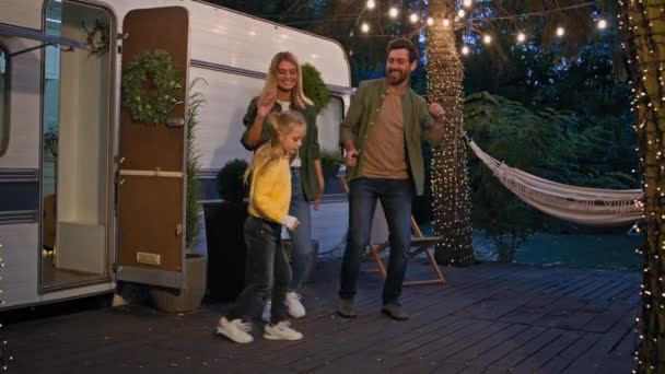 Vit Familj Glad Rolig Dans Till Musik Camping Utomhus Kvällen — Stockvideo