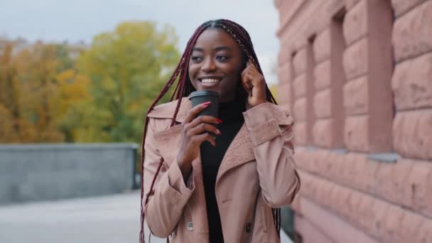 Счастливая Молодая Женщина Идущая Улице Разговаривая Телефону Пьет Кофе Бумажной — стоковое видео