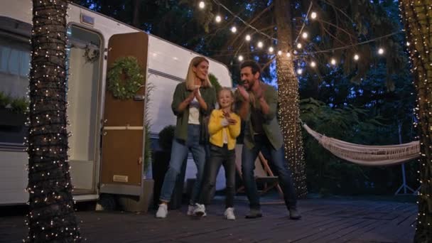 快乐的高加索家庭在野外拖车旁的旅游营露营 手舞足蹈 欢快地拍手 欢呼着在摄像机前挥手打招呼 享受暑假之旅 — 图库视频影像