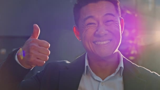 Mutlu Mutlu Gülümseyen Dişlek Başarılı Asyalı Yaşlarda Orta Yaşlı Patron — Stok video