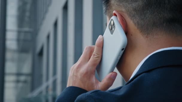 Bakifrån Oigenkännlig Man Formell Kostym Affärsman Ledare Säljare Talar Mobiltelefon — Stockvideo