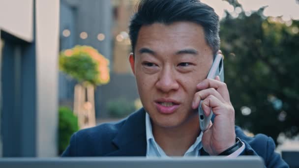 Nahaufnahme Freundliche Erwachsene Mittleren Alters Asiatischen Geschäftsmann Arbeiter Unternehmer Sprechen — Stockvideo