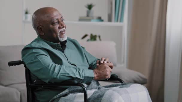 Pensiv Drömmande Lugn Ensam Äldre Patient Gammal Afrikansk Skallig Man — Stockvideo