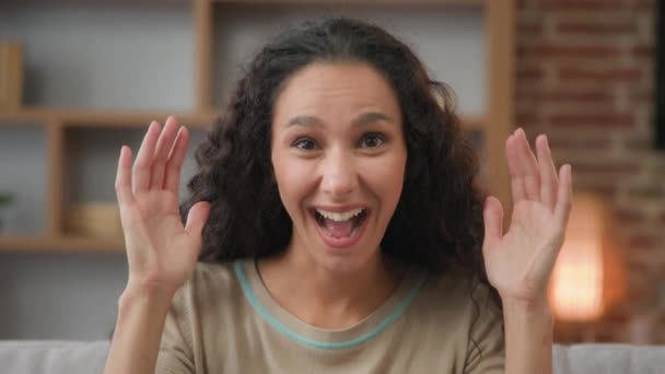 Žena Portrét Doma Uvnitř Bytě Hispánské Emocionální 30S Bezstarostné Usmívající — Stock video