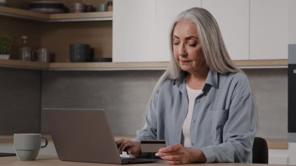 Caucasiano Sênior Mulher Cliente Trabalhar Com Laptop Casa Segurar Cartão — Vídeo de Stock