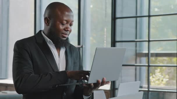 Businessman American African Entrepreneur Ceo Analyst Investor Stand Modern Skyscraper — Stock Video