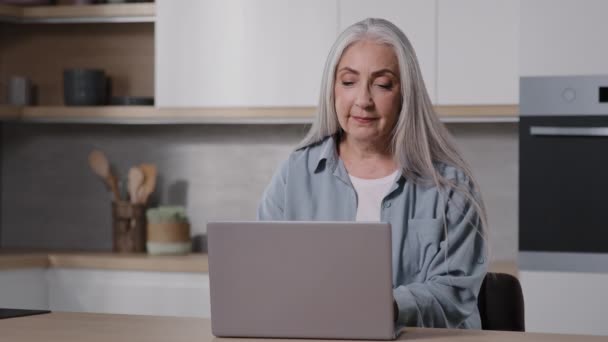 幸せな中年のおばあちゃんは自宅で座って使用ノートパソコンのチェックメールメッセージを読む正のニュースを取得販売オファーはい興奮を感じさせるジェスチャーはい成功を祝うオンライン宝くじのキャリアの機会 — ストック動画