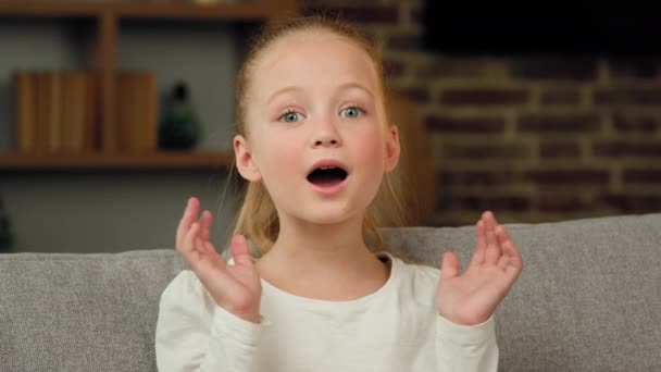Młody Nastolatek Dziewczyna Dość Śmieszne Dziecko Patrząc Zaskoczony Aparat Dużymi — Wideo stockowe