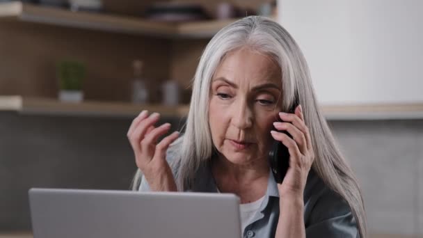 Gelukkig Oud Vrouw Zitten Aan Keukentafel Praten Mobiele Telefoon Overleg — Stockvideo