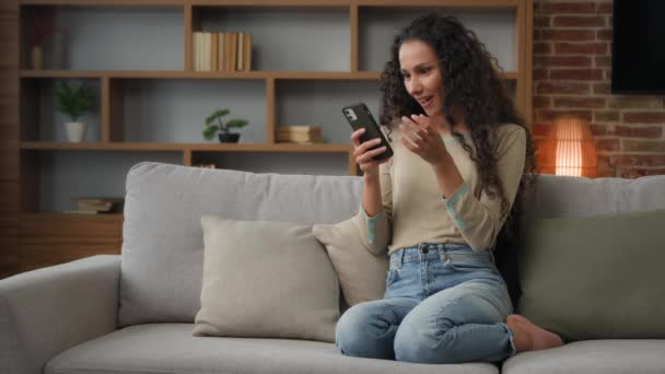 Gelukkig Vrolijke Vrouw Zitten Thuis Bank Winnen Met Telefoon Mobiele — Stockvideo