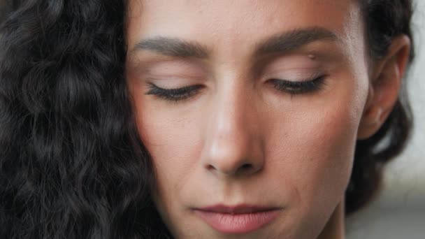 Porträt Traurige Frau Gesicht Weibliche Modell Posiert Drinnen Aufgeregt Angst — Stockvideo