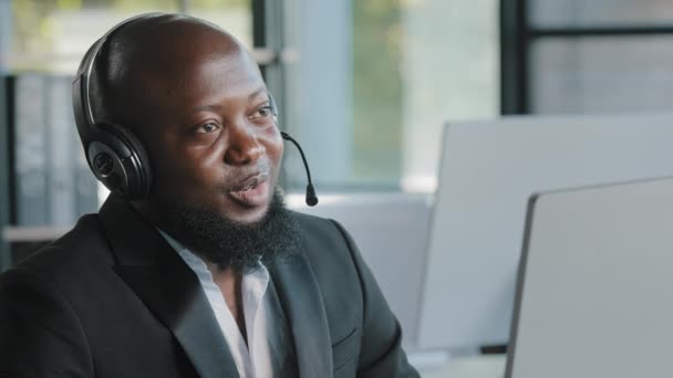 Üzletember Afrikai Menedzser Fejhallgató Mikrofonnal Beszél Videokonferencia Hívás Ügyfelek Szolgáltatás — Stock videók