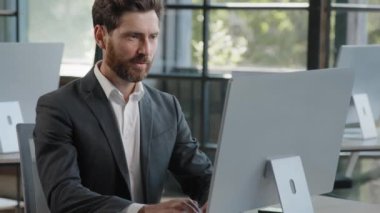 Beyaz, 40 'lı yılların sakallı, yatırımcı patronu, işveren, bilgisayarla çalışan, online proje daktilo kullanan, kamera görüntülü gülümseyen, internet serbest çalışmasından memnun, iyi bağlantıları olan işveren.
