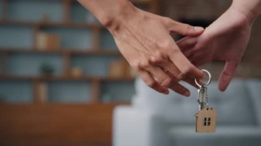 Kimliği belirsiz iki kadının elleri ergen kızı olan bir annenin avuç içi anahtarla yeni apartman dairesi taşınma günü sigorta şirketinin sahipleri tarafından taşınıyor.