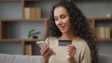 Yetişkin Kafkasyalı kadın internet bankacılığı ödemeleri e-ticaret alışverişi için telefon kullanıyor. İnternet mağazası mobil alışverişinde kredi kartı güvenlik uygulaması ile ev telefonuyla ödemeyi yapıyor.