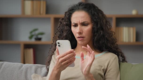 Primer Plano Enojado Confundido Desconcertado Estresado Mujer Adulta Nerviosa Mirando — Vídeos de Stock