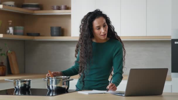 Mujer Árabe Madre Cocinar Comida Comida Comida Saludable Cocina Moderna — Vídeos de Stock