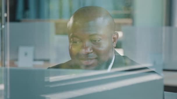 Стеклянной Стеной Африканский Бизнесмен Американский Предприниматель Инвестор Работает Современном Офисе — стоковое видео
