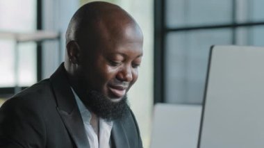 Ofiste uzaktan çalışan klavye üzerine yazan odaklanmış Afrikalı girişimci, çevrimiçi kurs çalışmasına bak. İş kursu geliştirme. İş yerinde bilgisayar uygulaması kullanan Amerika 'lı kıdemli uzman.