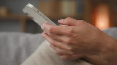 Kapalı kafkas kadın elleri modern akıllı telefonu ellerinde tutarak sosyal ağda arkadaşlarıyla sohbet ediyor online sohbet internet satın alıyor internet indiriyor cep telefonuna yeni ücretsiz teknoloji uygulaması indiriyor