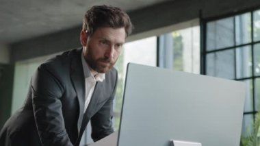 Beyaz sakallı, yetişkin, 40 'lı yaşlarda iş adamı. Ofiste çalışan işverenin internet üzerinden veri bilgisayarı yazma sorunu var. Belgeler ve çevrimiçi kurumsal hizmet sözleşmesi.