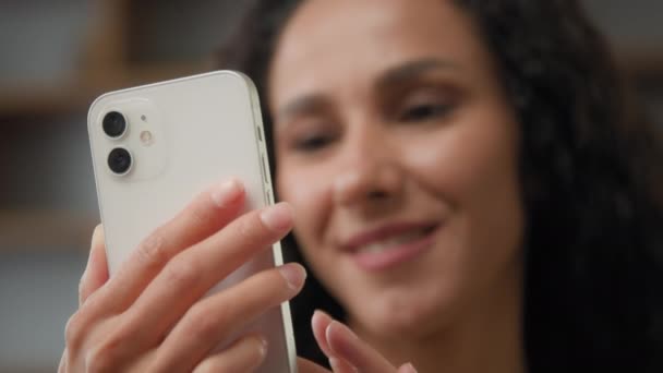Close Vrouwelijke Handen Houden Telefoon Mobiele Apparaat Gadget Typen Mobiele — Stockvideo
