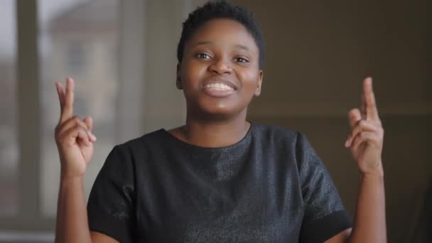 Afro Americano Biracial Mulher Feliz Emocional Menina Dentro Casa Olhando — Vídeo de Stock