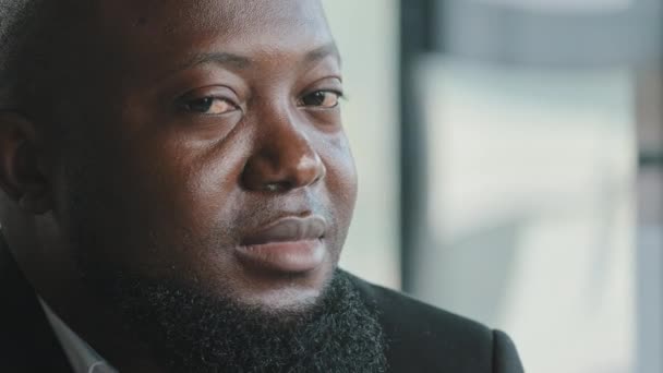 Założyciel Firmy Pracodawca Afrykański Brodaty Bogaty Człowiek Siedzi Sam Przemyślany — Wideo stockowe