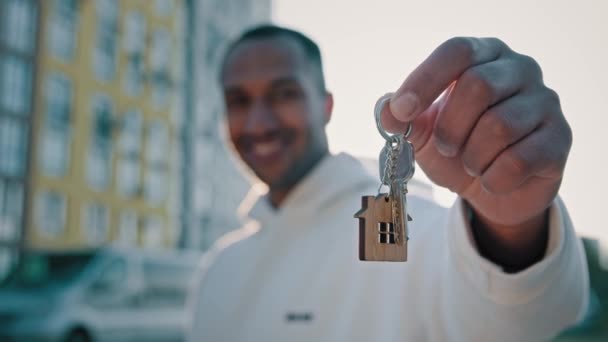 快乐房主购房者地产经纪人拉蒂诺男人手里拿着一堆钥匙卖新公寓公寓的公寓广告在现代城区卖房子租房子装修 — 图库视频影像