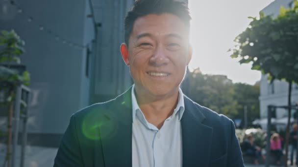 Πορτραίτο Θέα Μπροστά Χαμογελώντας Χαρούμενος Ασιάτης Μεσήλικας Επιχειρηματίας Κορεάτης Επιχειρηματίας — Αρχείο Βίντεο