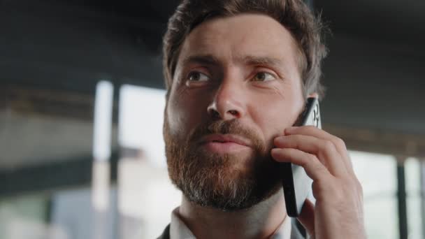 Closeup Caucasian Smiling Bearded Man Answer Call Calling Friendly Talk — Stock Video