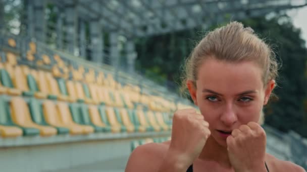 Atleta Combate Femenina Motivada Con Puños Cerrados Pie Posición Boxeo — Vídeo de stock