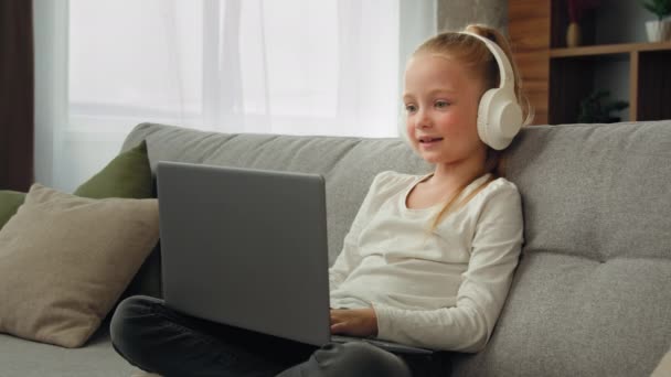 Relaxado Engraçado Aluno Menina Usando Fones Ouvido Usando Laptop Cumprimentando — Vídeo de Stock