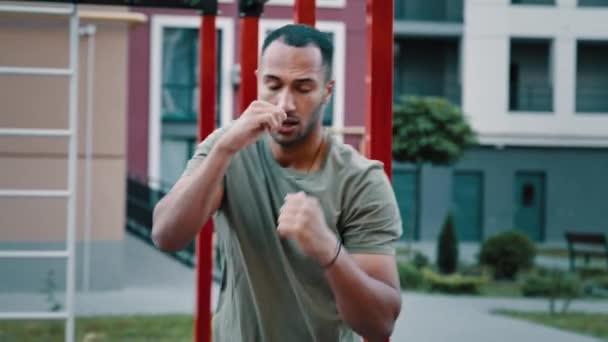 Musclé Latino Homme Entraîneur Professionnel Fort Sportif Champion Combattant Vêtements — Video