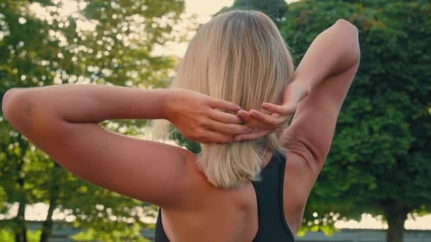 Ung Kvinna Svart Topp Sportig Outfit Stark Blond Atletisk Flicka — Stockvideo