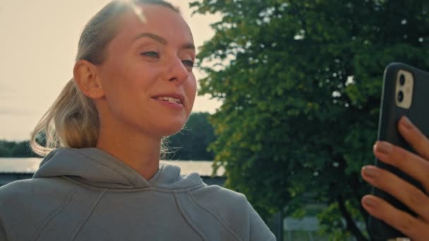 Fit Sportvrouw Grijze Capuchon Sportkleding Praten Virtuele Video Chat Bellen — Stockvideo