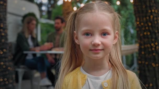 Portret Van Een Klein Kind Gezicht 10S Meisje Kind Schoolmeisje — Stockvideo